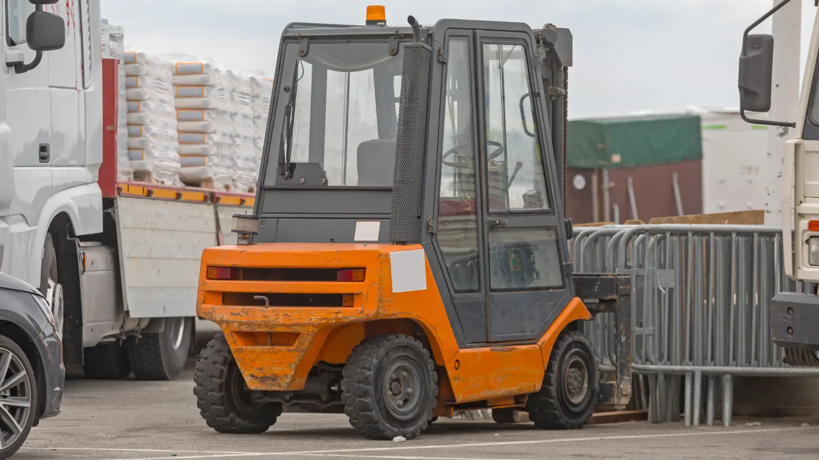 Wózek widłowy uszkodził naczepę – jak skutecznie dochodzić odszkodowania z OC przedsiębiorstwa